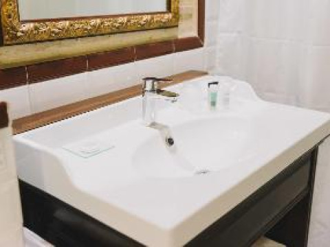 AD HOC MONUMENTAL HOTEL