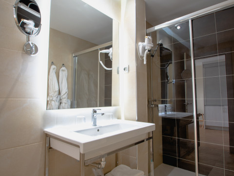 HL SUITE NARDOS HOTEL
