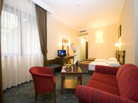 HOTEL GOLDEN CROWN