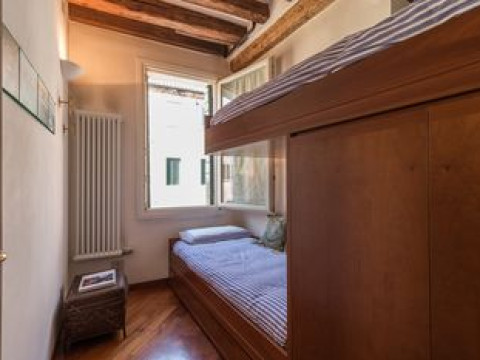 7 WINDOWS ON VENICE