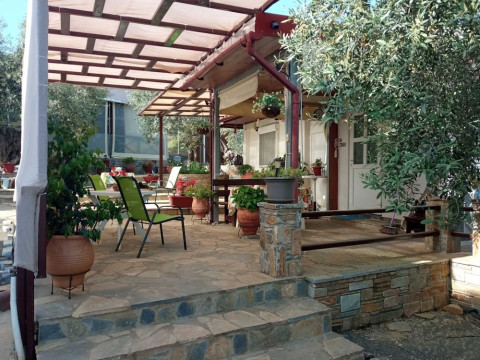 EFFIE#039;S MAISONETTE WITH DETACHED STUDIO