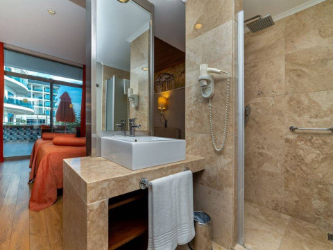 Commodore Elite Suites