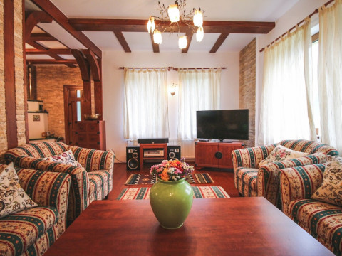 THE HOLIDAY HOUSE