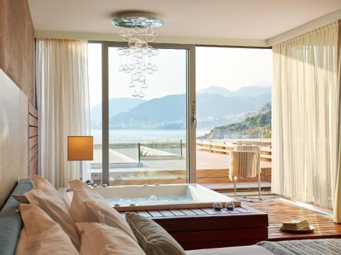 Maestral Resort & Casino