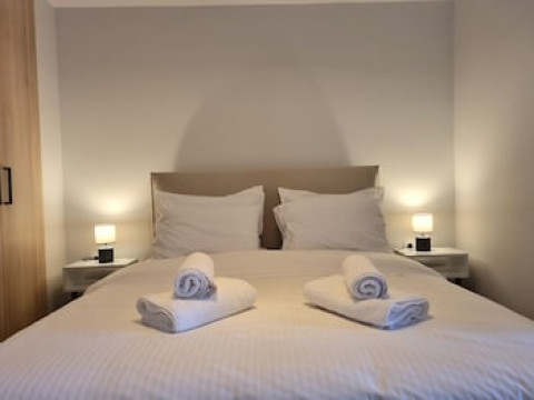 10 APARTMENTS AND SUITES