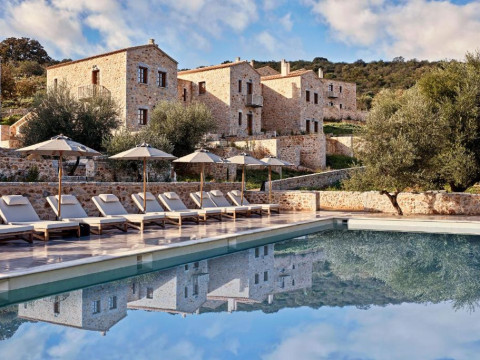 100 Rizes Luxury Seaside Resort