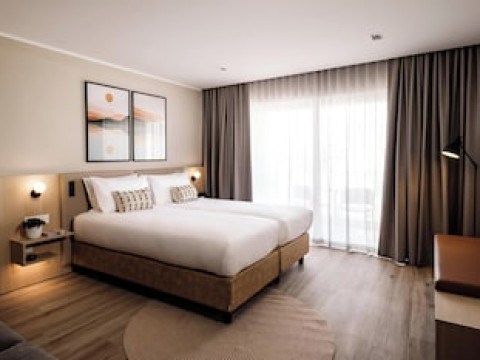 115 THE STRAND SUITES