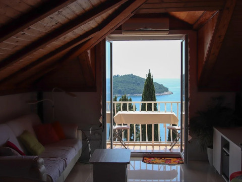 2-bed Apt, Sleeps 4 With Sea View, 10 min to Beach