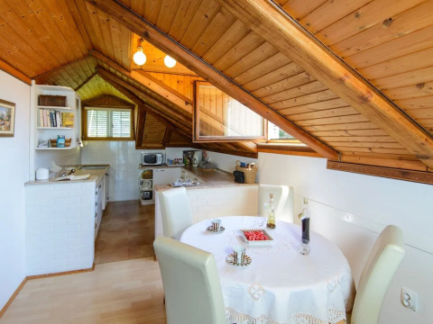 2-bed Apt, Sleeps 4 With Sea View, 10 min to Beach