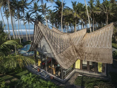 Absolute Beachfront Romantic Villa Laut
