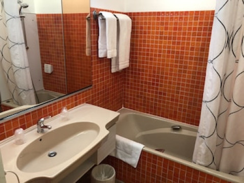 ADONIS LYON EST - HOTEL ARTYS