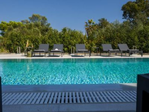 Akrotiri Suites