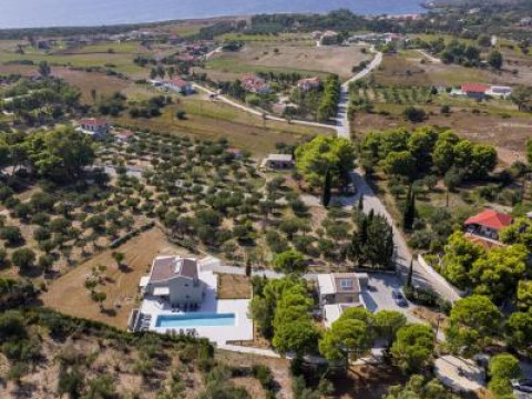 Akrotiri Suites