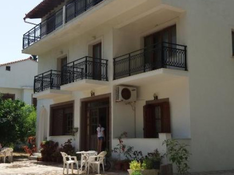 Alekos Rooms and Apartments