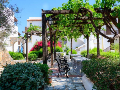 ALEXANDER BEACH HOTEL & VILLAGE RESORT