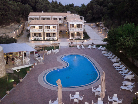 Anemolia Hotel Stylish Suites - Sarakiniko Beach
