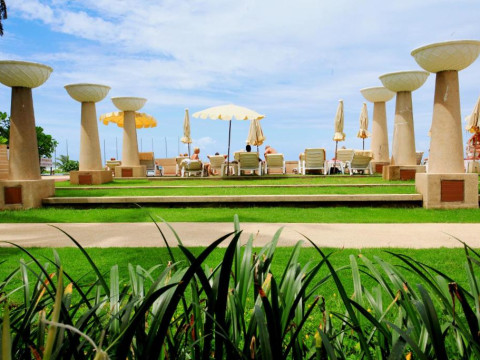Apsara Beachfront  Resort & Villa