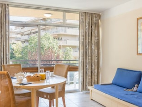 APTS PIERRE ET VACANCES HELIOTEL MARINE ST LAURENT DU VAR