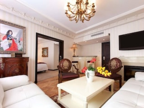 ART PALACE SUITES AND SPA