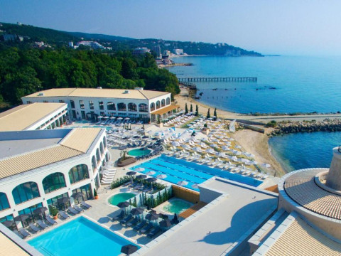 Astor Garden Hotel 5*