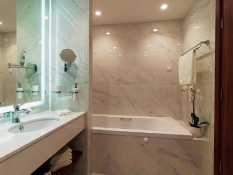 Astor Garden Hotel 5*