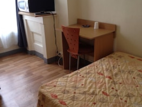 AU ROYAL MAD HOTEL