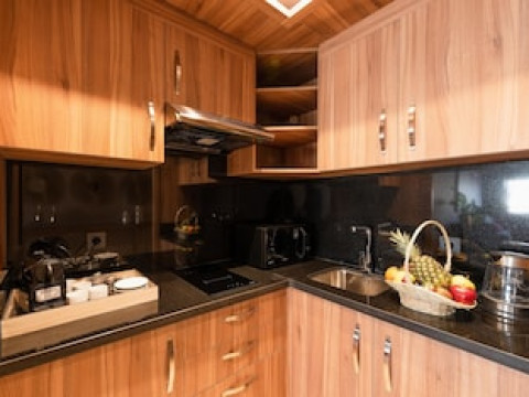 AVENUE SUITES