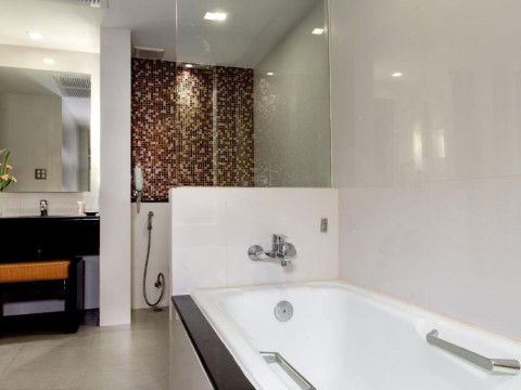 Ramada Plaza by Wyndham Bangkok Menam Riverside