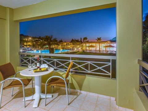 Kipriotis Maris & Suites