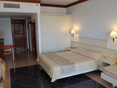 Kipriotis Maris & Suites