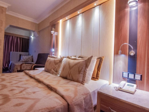 Laur Hotels
