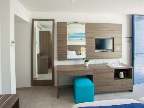 Limanaki Beach Hotel and Suites