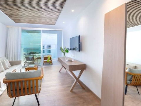 Limanaki Beach Hotel and Suites