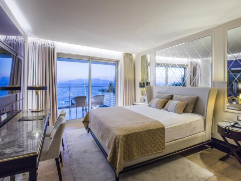 CHARISMA DELUXE HOTEL