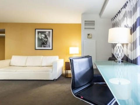 COMFORT INN & SUITES BALTIMORE INNER HARBOR