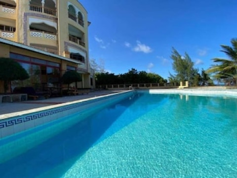 COOL BREEZE BEACHFRONT APARTMENTS