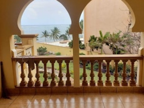 COOL BREEZE BEACHFRONT APARTMENTS