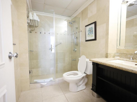 Courtleigh Hotel & Suites
