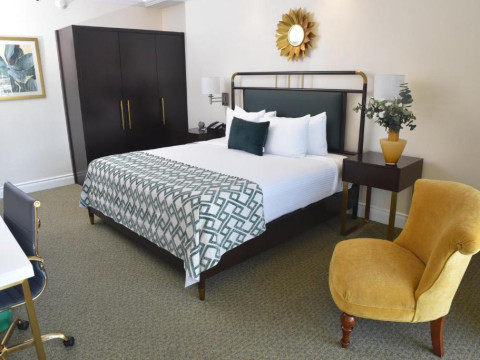 Courtleigh Hotel & Suites