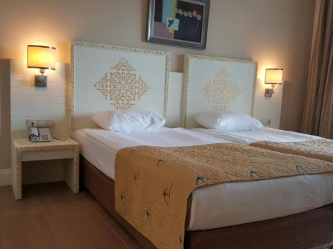 CRYSTAL ADMIRAL RESORT SUITES & SPA
