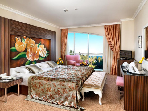 CRYSTAL DE LUXE SPA RESORT