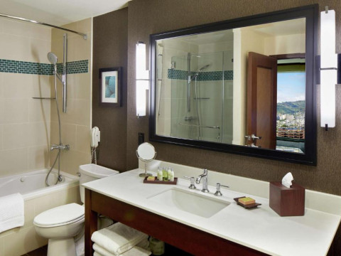 DoubleTree by Hilton Alana - Waikiki Beach