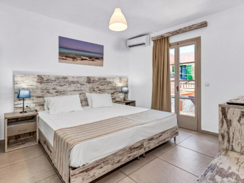 Evina Rooms & Suites