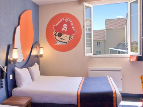 Explorers Hotel