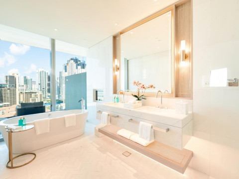 FIVE LUXE
