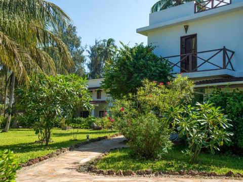 Flame Tree Cottage Hotel