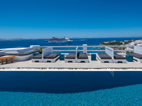 Flaskos Luxury Suites
