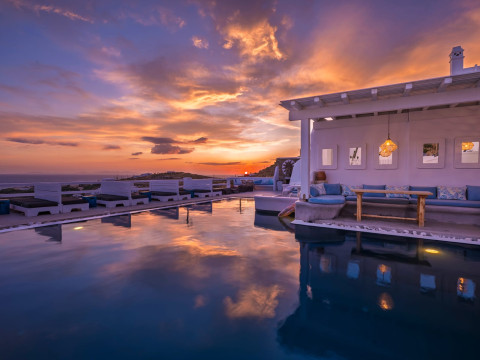 Flaskos Luxury Suites