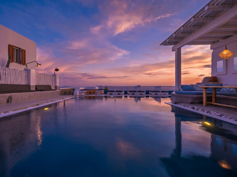 Flaskos Luxury Suites