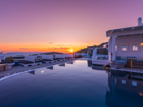 Flaskos Luxury Suites